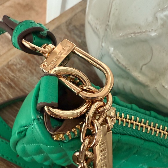 ☘️Anne Klein Green Quilted Crossbody Bag - Picture 4 of 8